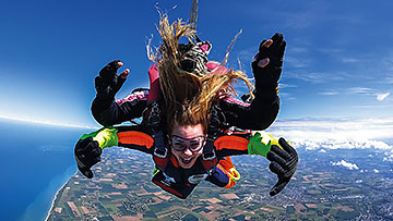 Il est important d'attacher ses cheveux pour le saut